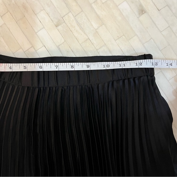 Abercrombie & Fitch Black Satin Pleated A-Line Maxi Skirt size Small - Picture 7 of 9